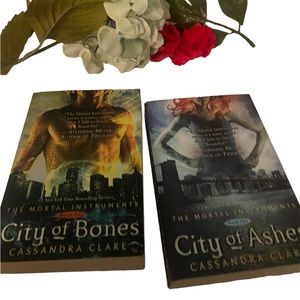 📚2/$10 Mortal Instruments - City of Bones & City of Ashes by Cassandra C…